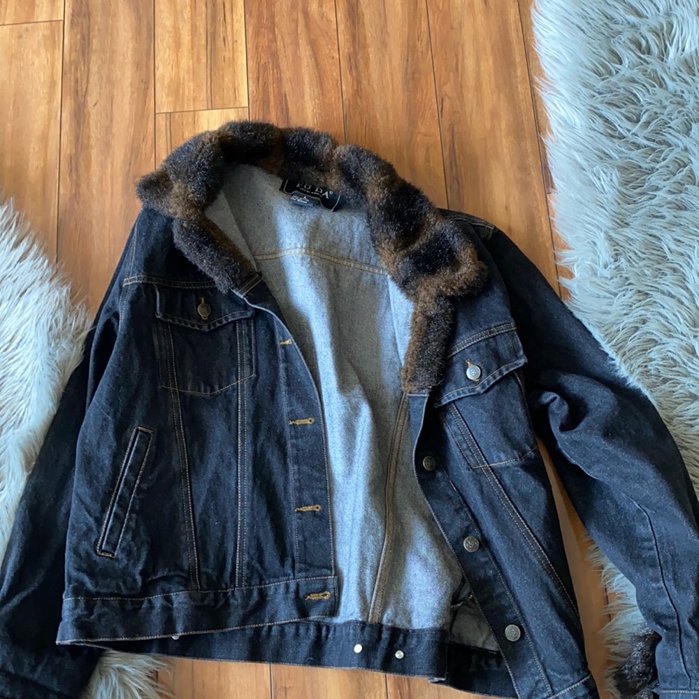 Jean jacket with faux fur collar